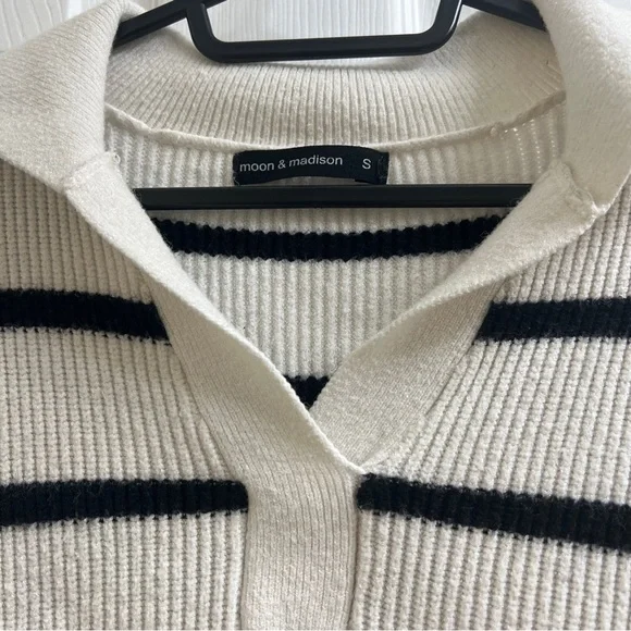 Moon & Madison Black Cream Striped Pattern Nautical V-Neck Sweater Sweatshirt - Picture 2 of 2